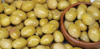 Kırma zeytin, Anadolu’nun pek çok bölgesinde sofraların baş tacı olan bir lezzet olarak bilinir. Geleneksel yöntemlerle hazırlanan bu zeytin türü, diğer çeşitlerden farklı olarak taş ya da tokmakla kırılarak çekirdeğinin çatlatılmasıyla yapılır. Bu yöntem, zeytinin acılığını azaltırken doğal aromasının korunmasına da katkı sağlar. Özellikle Ege ve Akdeniz bölgelerinde sıkça yapılan kırma zeytin, kahvaltıların en çok aranan lezzetleri arasında yer alır. Konulu bir haber görseli.