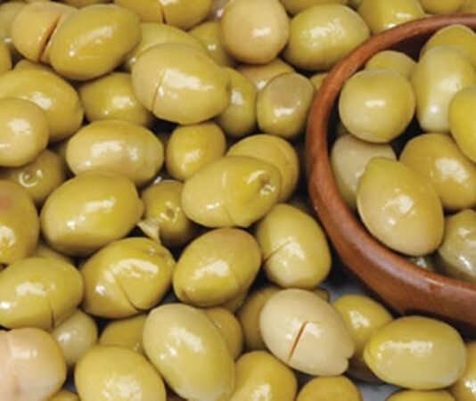 Kırma zeytin, Anadolu’nun pek çok bölgesinde sofraların baş tacı olan bir lezzet olarak bilinir. Geleneksel yöntemlerle hazırlanan bu zeytin türü, diğer çeşitlerden farklı olarak taş ya da tokmakla kırılarak çekirdeğinin çatlatılmasıyla yapılır. Bu yöntem, zeytinin acılığını azaltırken doğal aromasının korunmasına da katkı sağlar. Özellikle Ege ve Akdeniz bölgelerinde sıkça yapılan kırma zeytin, kahvaltıların en çok aranan lezzetleri arasında yer alır. Konulu bir haber görseli.