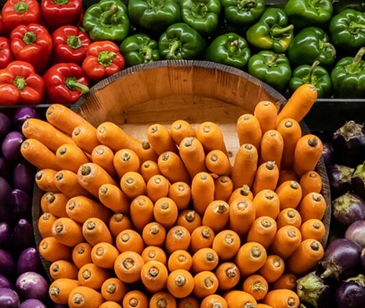 Kış mevsimi, sofralarımıza hem çeşitlilik hem de sağlık katan sebzelerle doludur. Kış sebzeleri, soğuk havaların etkisiyle gelişen dayanıklı yapıları ve zengin besin değerleri sayesinde, özellikle bağışıklık sistemini güçlendirmek isteyenler için ideal seçimlerdir. Kış menülerinde kullanılan bu sebzeler, sadece lezzet açısından değil, aynı zamanda sağlık açısından da birçok fayda sağlar. Konulu bir haber görseli.