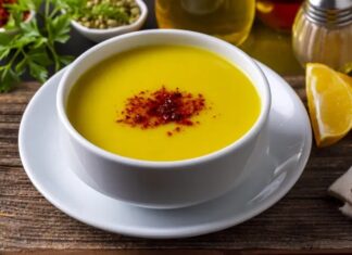 Kış ayları, soğuk havaların etkisiyle birlikte hem vücudumuzun hem de ruhumuzun sıcaklığa daha çok ihtiyaç duyduğu zamanlardır. Bu dönemde sofraların vazgeçilmezi olan sıcak çorbalar, yalnızca bedeni değil, iç dünyayı da ısıtan bir rol üstlenir. Özellikle uzun ve zorlu geçen kış günlerinde, bir kâse sıcak çorba hem doyurucu hem de moral verici bir etki yaratır. Konulu bir haber görseli.