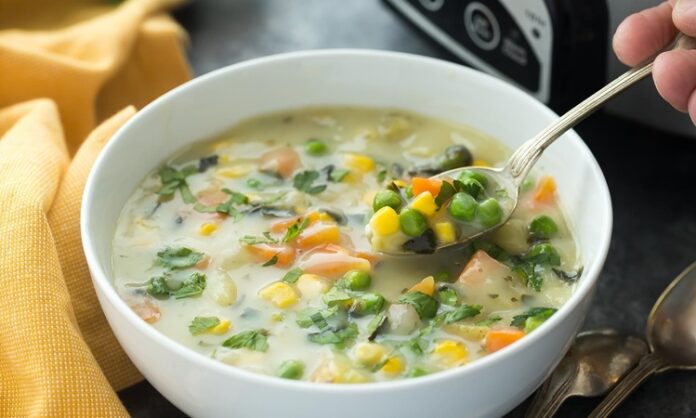 Klasik çorbalar, Türk mutfağının en köklü ve vazgeçilmez lezzetleri arasında yer alır. Yüzyıllardır sofralarımızda yer bulan bu çorbalar, hem besleyici özellikleri hem de pratik hazırlanışlarıyla mutfak kültürümüzün temel taşlarından biridir. Özellikle kış aylarında içimizi ısıtan ve sofralara samimi bir hava katan bu lezzetler, geçmişten günümüze birçok farklı tarifle çeşitlenmiştir. Anadolu’nun dört bir yanında farklı malzemelerle hazırlanan çorbalar, hem yöresel tatları hem de geleneksel pişirme tekniklerini yaşatır. Konulu bir haber görseli.