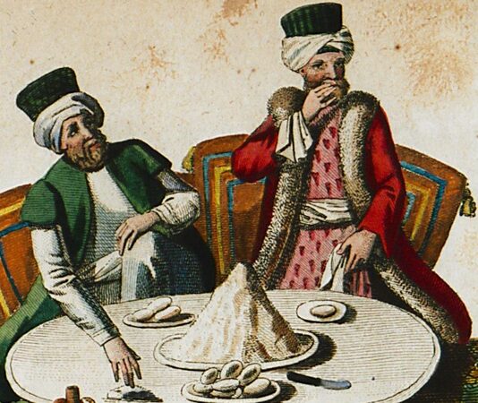 Klasik Osmanlı mutfağı, sadece bir yemek kültürü olmanın çok ötesindedir. Bu mutfak anlayışı; saraydan halka, Anadolu’dan Balkanlar’a, Akdeniz kıyılarından Arap coğrafyasına kadar geniş bir coğrafyada şekillenmiş, yüzyılların birikimiyle harmanlanarak bugüne ulaşmıştır. Osmanlı mutfağı, tarih boyunca hem lüks sofraların hem de sade halk yemeklerinin mimarı olmuştur. Her tabakta bir gelenek, her yemekte bir hikâye taşımaktadır. Konulu bir haber görseli.