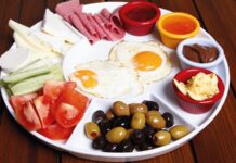 Türk mutfağında kahvaltı yalnızca güne başlamak için yapılan bir öğün değil, aynı zamanda kültürel bir gelenektir. Tarih boyunca ailelerin bir araya geldiği, dostların sohbet eşliğinde vakit geçirdiği sofraların baş tacı olmuştur. Özellikle pazar günleri kurulan geniş kahvaltı sofraları, hem çeşitliliğiyle hem de paylaşımın verdiği mutlulukla öne çıkar. Konulu bir haber görseli.