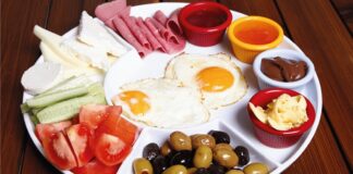 Türk mutfağında kahvaltı yalnızca güne başlamak için yapılan bir öğün değil, aynı zamanda kültürel bir gelenektir. Tarih boyunca ailelerin bir araya geldiği, dostların sohbet eşliğinde vakit geçirdiği sofraların baş tacı olmuştur. Özellikle pazar günleri kurulan geniş kahvaltı sofraları, hem çeşitliliğiyle hem de paylaşımın verdiği mutlulukla öne çıkar. Konulu bir haber görseli.