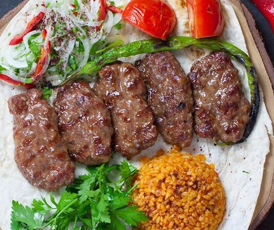 Köfte, dünyanın birçok mutfağında yer etmiş, hem sade hem de zengin içerikleriyle farklı şekillerde yorumlanabilen bir lezzettir. Türk mutfağının en temel unsurlarından biri olan köfte, zamanla coğrafi farklılıklara göre çeşitli tariflere dönüşmüş ve her ülke kendi yorumunu bu yemeğe katmıştır. Tarihsel olarak Orta Asya’dan Ortadoğu’ya, oradan Balkanlar’a ve Avrupa’ya yayılan köfte çeşitleri, kültürel alışverişin en güzel örneklerinden biridir. Konulu bir haber görseli.