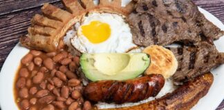 Kolombiya mutfağı, Güney Amerika’nın en renkli ve çeşitlilik bakımından zengin mutfaklarından biridir. Karayip kıyılarından And Dağları’na, Amazon ormanlarından Pasifik kıyılarına kadar uzanan bu geniş coğrafya, yemeklerde kullanılan malzemelere ve tat profillerine büyük bir çeşitlilik kazandırır. Her bölge, kendine has geleneksel tariflere ve pişirme tekniklerine sahiptir. Konulu bir haber görseli.