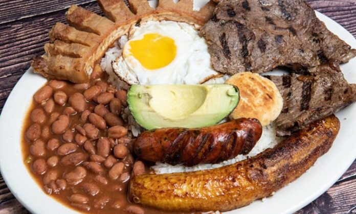 Kolombiya mutfağı, Güney Amerika’nın en renkli ve çeşitlilik bakımından zengin mutfaklarından biridir. Karayip kıyılarından And Dağları’na, Amazon ormanlarından Pasifik kıyılarına kadar uzanan bu geniş coğrafya, yemeklerde kullanılan malzemelere ve tat profillerine büyük bir çeşitlilik kazandırır. Her bölge, kendine has geleneksel tariflere ve pişirme tekniklerine sahiptir. Konulu bir haber görseli.