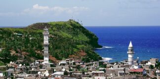 Komorlar Mutfağı, Hint Okyanusu’nun ada ülkesi Komorlar’ın zengin kültürel geçmişini yansıtır. Ada mutfağı, Afrika, Arap ve Fransız etkilerini bir araya getirerek kendine özgü bir tat profili oluşturmuştur. Komorlar Mutfağı, yerli halkın günlük yaşamını şekillendiren ve kültürel kimliğini yansıtan bir mutfak kültürüdür. Konulu bir haber görseli.