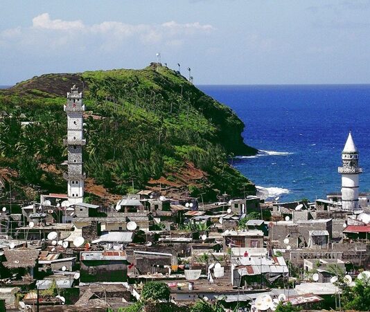 Komorlar Mutfağı, Hint Okyanusu’nun ada ülkesi Komorlar’ın zengin kültürel geçmişini yansıtır. Ada mutfağı, Afrika, Arap ve Fransız etkilerini bir araya getirerek kendine özgü bir tat profili oluşturmuştur. Komorlar Mutfağı, yerli halkın günlük yaşamını şekillendiren ve kültürel kimliğini yansıtan bir mutfak kültürüdür. Konulu bir haber görseli.