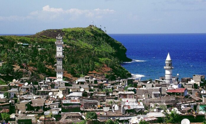Komorlar Mutfağı, Hint Okyanusu’nun ada ülkesi Komorlar’ın zengin kültürel geçmişini yansıtır. Ada mutfağı, Afrika, Arap ve Fransız etkilerini bir araya getirerek kendine özgü bir tat profili oluşturmuştur. Komorlar Mutfağı, yerli halkın günlük yaşamını şekillendiren ve kültürel kimliğini yansıtan bir mutfak kültürüdür. Konulu bir haber görseli.