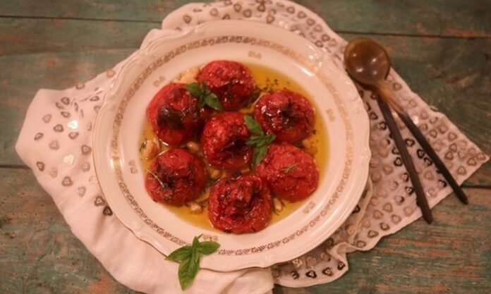 Dünya mutfaklarında yüzyıllardır varlığını koruyan konfit, Fransız mutfağının en bilinen pişirme yöntemlerinden biridir. Kelime anlamı olarak “korumak” ya da “saklamak” anlamına gelen bu teknik, özellikle etlerin uzun süre bozulmadan saklanabilmesi için geliştirilmiştir. Konfit yöntemi sayesinde yiyecekler, tuzla marine edildikten sonra kendi yağı içerisinde çok düşük ısıda pişirilir. Bu teknik, hem gıdanın uzun süre tazeliğini korumasını sağlar hem de eşsiz bir lezzet kazandırır. Konulu bir haber görseli.