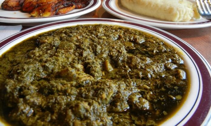 Kongo Demokratik Cumhuriyeti mutfağı, Orta Afrika’nın en renkli ve zengin mutfak kültürlerinden birini temsil eder. Ülkenin geniş coğrafyası, farklı iklim bölgeleri ve zengin doğal kaynakları, Kongo mutfağının çeşitliliğini doğrudan etkiler. Tropikal ormanlar, nehirler ve tarım alanları sayesinde hem et hem de sebze ve tahıl ürünleri sofralarda sıkça kullanılır. Kongo yemekleri, halkın tarih boyunca yaşadığı kültürel etkileşimlerden de etkilenmiştir; özellikle yerel Afrika tarifleri, Arap ve Avrupa mutfaklarından esintilerle birleşmiştir. Konulu bir haber görseli.