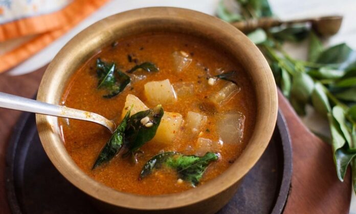 Konkani Mutfağı, Hindistan’ın Goa ve çevresindeki Batı kıyı bölgelerine özgü geleneksel yemek kültürünü temsil eder. Bu mutfak, deniz ürünleri, baharatlar ve tropikal malzemelerin birleşimiyle zengin bir lezzet sunar. Konkani Mutfağı, hem günlük sofralarda hem de festival ve kutlamalarda tercih edilen bir mutfak olarak bilinir. Konulu bir haber görseli.