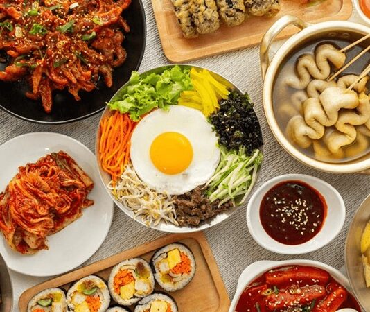 Kore mutfağı, binlerce yıllık bir geçmişe sahip olup hem coğrafi koşulların hem de kültürel etkileşimlerin etkisiyle zenginleşmiştir. Geleneksel Kore yemekleri, tarım ürünlerinin yanı sıra deniz ürünleri ve fermente gıdaların ustaca birleşiminden oluşur. Tarih boyunca Çin ve Japon mutfaklarından etkiler alınsa da Kore yemekleri kendi özgün kimliğini korumayı başarmıştır. Konulu bir haber görseli.