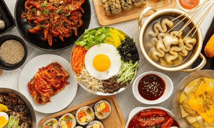 Kore mutfağı, binlerce yıllık bir geçmişe sahip olup hem coğrafi koşulların hem de kültürel etkileşimlerin etkisiyle zenginleşmiştir. Geleneksel Kore yemekleri, tarım ürünlerinin yanı sıra deniz ürünleri ve fermente gıdaların ustaca birleşiminden oluşur. Tarih boyunca Çin ve Japon mutfaklarından etkiler alınsa da Kore yemekleri kendi özgün kimliğini korumayı başarmıştır. Konulu bir haber görseli.