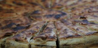 Kosova Mutfağı Kosova mutfağı, tarih boyunca farklı kültürlerin etkisiyle şekillenmiş ve Balkanlar’ın çeşitliliğini yansıtan özel bir yapıya sahip olmuştur. Osmanlı, Arnavut, Türk ve Sırp kültürlerinin etkisiyle gelişen bu mutfak, sadece bir beslenme kültürü değil aynı zamanda bir yaşam tarzı olarak da görülmektedir. Bölgede yaşayan halklar, yüzyıllar boyunca karşılıklı etkileşim içerisinde olmuş ve bu durum sofralara da doğrudan yansımıştır. Özellikle Osmanlı döneminde kullanılan baharatlar, pişirme teknikleri ve yemek çeşitleri günümüzde hâlâ Kosova sofralarında kendini göstermektedir. Konulu bir haber görseli.