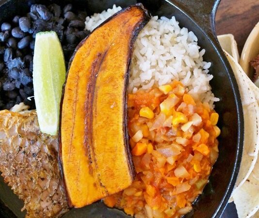 Kosta Rika Mutfağı Kosta Rika mutfağı, Orta Amerika'nın benzersiz kültürel ve coğrafi yapısını yansıtan zengin bir gelenektir. Yerli halkların ve İspanyol kolonizasyonunun etkisi, mutfağın temel yapı taşlarını oluşturmuştur. Bu kültürel etkileşim, yemeklerde hem yerel hem de yabancı lezzetlerin harmanlanmasına yol açmıştır. Konulu bir haber görseli.