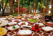 Köy yemeği, Anadolu’nun yüzyıllardır yaşattığı kültürün en özel parçalarından biridir. Köy sofralarında hazırlanan yemekler, yalnızca karın doyurmakla kalmaz, aynı zamanda aile bağlarını güçlendiren, misafirperverliği öne çıkaran bir gelenek haline gelmiştir. Doğal malzemelerle hazırlanan bu yemekler, şehir mutfağına göre daha sade ama çok daha sağlıklı bir yapıya sahiptir. Konulu bir haber görseli.