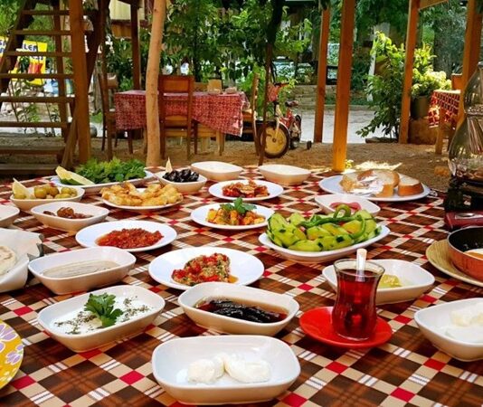 Köy yemeği, Anadolu’nun yüzyıllardır yaşattığı kültürün en özel parçalarından biridir. Köy sofralarında hazırlanan yemekler, yalnızca karın doyurmakla kalmaz, aynı zamanda aile bağlarını güçlendiren, misafirperverliği öne çıkaran bir gelenek haline gelmiştir. Doğal malzemelerle hazırlanan bu yemekler, şehir mutfağına göre daha sade ama çok daha sağlıklı bir yapıya sahiptir. Konulu bir haber görseli.