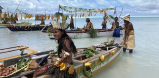 Kiribati Mutfağı, Güney Pasifik’in adalar topluluğu Kiribati’nin zengin kültürel geçmişini ve geleneksel beslenme alışkanlıklarını yansıtır. Ada halkı, yüzyıllardır deniz ürünleri, tropikal meyveler ve kök sebzelerle kendine özgü tarifler geliştirmiştir. Hindistancevizi, taro, balık ve ekmek ağacı, Kiribati mutfağının temel ögeleri arasında yer alır. Konulu bir haber görseli.