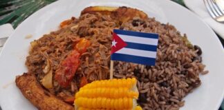 Küba mutfağı, Karayipler’in kültürel zenginliğini, tarihi etkilerini ve tropikal coğrafyasını bir araya getiren eşsiz bir gastronomi geleneğine sahiptir. İspanyol, Afrika ve Karayip mutfaklarının birleşiminden oluşan bu mutfak, basit ama lezzetli tarifleriyle tanınır. Küba yemekleri, hem tat açısından doyurucu hem de görsel olarak iştah açıcıdır. Ülkedeki yemek kültürü, hem halk arasında hem de dünya gastronomi sahnesinde dikkat çeker. Konulu bir haber görseli