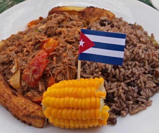 Küba mutfağı, Karayipler’in kültürel zenginliğini, tarihi etkilerini ve tropikal coğrafyasını bir araya getiren eşsiz bir gastronomi geleneğine sahiptir. İspanyol, Afrika ve Karayip mutfaklarının birleşiminden oluşan bu mutfak, basit ama lezzetli tarifleriyle tanınır. Küba yemekleri, hem tat açısından doyurucu hem de görsel olarak iştah açıcıdır. Ülkedeki yemek kültürü, hem halk arasında hem de dünya gastronomi sahnesinde dikkat çeker. Konulu bir haber görseli