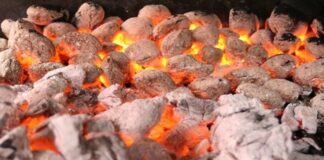 Geleneksel mutfaklarda uzun yıllardır uygulanan külde pişirme, yemeklere farklı bir aroma ve lezzet kazandırır. Bu yöntem, yiyeceklerin doğal sularının korunmasını ve malzemelerin eşit şekilde pişmesini sağlar. Modern mutfaklarda pratik çözümler yaygın olsa da, külde pişirme yemeklerin karakterini ve özgün tadını ortaya çıkarır. Konulu bir haber görseli.