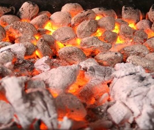 Geleneksel mutfaklarda uzun yıllardır uygulanan külde pişirme, yemeklere farklı bir aroma ve lezzet kazandırır. Bu yöntem, yiyeceklerin doğal sularının korunmasını ve malzemelerin eşit şekilde pişmesini sağlar. Modern mutfaklarda pratik çözümler yaygın olsa da, külde pişirme yemeklerin karakterini ve özgün tadını ortaya çıkarır. Konulu bir haber görseli.