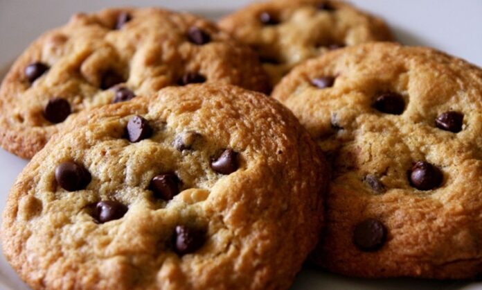 Kurabiyeler, yüzyıllardır mutfak kültürlerinin vazgeçilmez tatlı atıştırmalıkları arasında yer alıyor. Hem evde yapılan hem de pastanelerden alınan çeşitleriyle her damak zevkine hitap eden kurabiyeler, günün her saatinde keyifle tüketilebiliyor. Farklı malzemeler, pişirme teknikleri ve sunum biçimleri sayesinde oldukça geniş bir yelpazeye sahip olan bu lezzetler, dünyanın dört bir yanında farklı tariflerle hazırlanıyor. Tatlı ya da tuzlu seçenekleriyle hem çay saatlerinin hem de özel günlerin en sevilen eşlikçisi olmayı başarıyor. Konulu bir haber görseli.