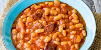 Türk mutfağının en sevilen yemeklerinden biri olan kuru fasulye, hem lezzeti hem de besleyici özellikleriyle sofralarda özel bir yere sahip. Yüzyıllardır Anadolu’nun dört bir yanında pişen bu klasik yemek, geleneksel tariflerden modern dokunuşlara kadar pek çok farklı şekilde hazırlanabiliyor. Özellikle bakliyatlar, uzun süre bozulmadan saklanabilmesi, yüksek protein ve lif içeriği ile hem ekonomik hem de sağlıklı bir besin kaynağı olarak öne çıkıyor. Konulu bir haber görseli.