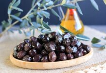 Kurutulmuş zeytin, özellikle Akdeniz mutfağında uzun yıllardır sofraların vazgeçilmez lezzetlerinden biri olarak biliniyor. Geleneksel yöntemlerle hazırlanan bu zeytinler, günümüzde modern üretim teknikleriyle daha hijyenik ve pratik bir şekilde tüketiciye sunuluyor. Kurutulmuş zeytin, yalnızca lezzetiyle değil, uzun süre dayanabilmesi ve kolay saklanabilmesi ile de öne çıkıyor. Konulu bir haber görseli.