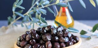 Kurutulmuş zeytin, özellikle Akdeniz mutfağında uzun yıllardır sofraların vazgeçilmez lezzetlerinden biri olarak biliniyor. Geleneksel yöntemlerle hazırlanan bu zeytinler, günümüzde modern üretim teknikleriyle daha hijyenik ve pratik bir şekilde tüketiciye sunuluyor. Kurutulmuş zeytin, yalnızca lezzetiyle değil, uzun süre dayanabilmesi ve kolay saklanabilmesi ile de öne çıkıyor. Konulu bir haber görseli.