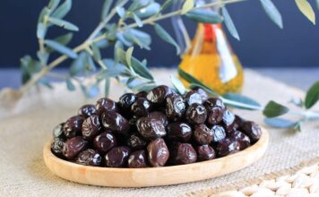 Kurutulmuş Zeytin: Sofraların Sağlıklı ve Pratik Lezzeti Kurutulmuş zeytin, özellikle Akdeniz mutfağında uzun yıllardır sofraların vazgeçilmez lezzetlerinden biri olarak biliniyor. Geleneksel yöntemlerle hazırlanan bu zeytinler, günümüzde modern üretim teknikleriyle daha hijyenik ve pratik bir şekilde tüketiciye sunuluyor. Kurutulmuş zeytin, yalnızca lezzetiyle değil, uzun süre dayanabilmesi ve kolay saklanabilmesi ile de öne çıkıyor. Konulu bir haber görseli.