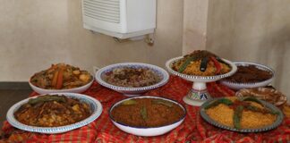 Kuzey Afrika Mutfağı, köklü tarihi ve coğrafi yapısıyla dünyanın en özgün mutfaklarından biridir. Bölgenin iklimi, tarım ürünleri ve kültürel etkileşimleri mutfağa benzersiz bir kimlik kazandırmıştır. Akdeniz kıyısındaki ülkelerle Sahra Çölü’nün etkisi birleşince ortaya hem baharatlarla dolu hem de sade ama doyurucu yemekler çıkmıştır. Bu mutfakta baharat kullanımı son derece yoğundur. Kimyon, kişniş, safran ve tarçın, yemeklere karakteristik bir tat verir. Konulu bir haber görseli.