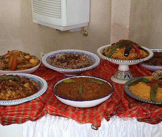 Kuzey Afrika Mutfağı, köklü tarihi ve coğrafi yapısıyla dünyanın en özgün mutfaklarından biridir. Bölgenin iklimi, tarım ürünleri ve kültürel etkileşimleri mutfağa benzersiz bir kimlik kazandırmıştır. Akdeniz kıyısındaki ülkelerle Sahra Çölü’nün etkisi birleşince ortaya hem baharatlarla dolu hem de sade ama doyurucu yemekler çıkmıştır. Bu mutfakta baharat kullanımı son derece yoğundur. Kimyon, kişniş, safran ve tarçın, yemeklere karakteristik bir tat verir. Konulu bir haber görseli.