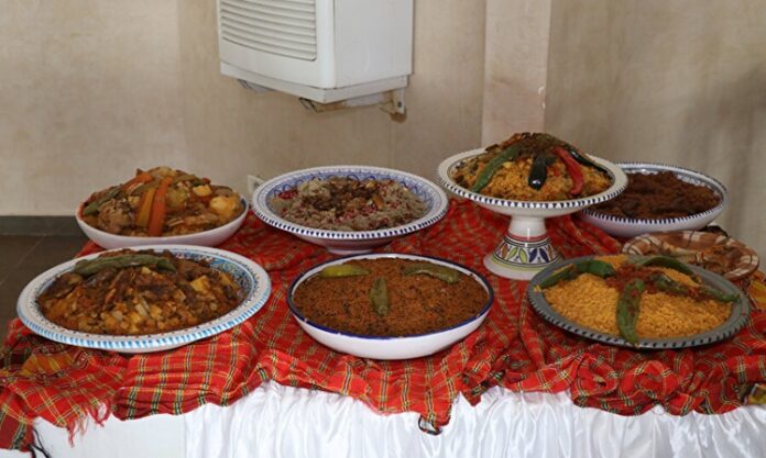 Kuzey Afrika Mutfağı, köklü tarihi ve coğrafi yapısıyla dünyanın en özgün mutfaklarından biridir. Bölgenin iklimi, tarım ürünleri ve kültürel etkileşimleri mutfağa benzersiz bir kimlik kazandırmıştır. Akdeniz kıyısındaki ülkelerle Sahra Çölü’nün etkisi birleşince ortaya hem baharatlarla dolu hem de sade ama doyurucu yemekler çıkmıştır. Bu mutfakta baharat kullanımı son derece yoğundur. Kimyon, kişniş, safran ve tarçın, yemeklere karakteristik bir tat verir. Konulu bir haber görseli.