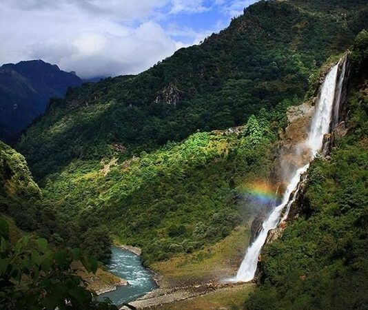 Kuzeydoğu Hindistan Mutfağı, ülkenin diğer bölgelerinden oldukça farklı bir gastronomik yapıya sahiptir. Assam, Meghalaya, Manipur, Mizoram, Tripura, Nagaland ve Arunachal Pradesh gibi eyaletlerin birleşiminden oluşan bu mutfak, yerel kültürler ve etnik grupların etkisiyle şekillenmiştir. Bu zengin kültürel çeşitlilik, yemeklerde hem tat hem de pişirme tekniklerinde kendini gösterir. Konulu bir haber görseli.