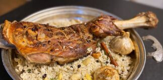 Kuzu tandır, yüzyıllardır özellikle Anadolu mutfağında sofraların vazgeçilmez lezzetlerinden biri olmuştur. Geleneksel yöntemlerle hazırlanan tandır, sadece bir yemek değil aynı zamanda kültürel bir miras olarak kabul edilir. Kuzu etinin özel tekniklerle pişirilmesi, hem etin yumuşaklığını hem de aromatik zenginliğini ortaya çıkarır. Konulu bir haber görseli.