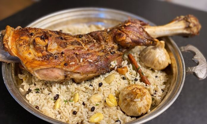 Kuzu tandır, yüzyıllardır özellikle Anadolu mutfağında sofraların vazgeçilmez lezzetlerinden biri olmuştur. Geleneksel yöntemlerle hazırlanan tandır, sadece bir yemek değil aynı zamanda kültürel bir miras olarak kabul edilir. Kuzu etinin özel tekniklerle pişirilmesi, hem etin yumuşaklığını hem de aromatik zenginliğini ortaya çıkarır. Konulu bir haber görseli.