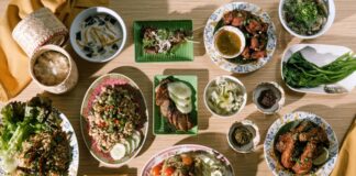 Lao Mutfağı, Güneydoğu Asya’nın Laos ülkesine özgü geleneksel yemek kültürünü temsil eder. Bu mutfak, pirinç, taze sebzeler, et ve baharatların dengeli kullanımı ile bilinir. Lao Mutfağı, hem kırsal yaşamın hem de nehir kenarı topluluklarının günlük beslenme alışkanlıklarını yansıtır. Konulu bir haber görseli.