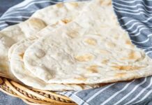 Lavaş, özellikle Orta Doğu ve Anadolu mutfağının vazgeçilmez hamur ürünlerinden biridir. İnce yapısı ve yumuşak dokusuyla farklı yemeklerin yanında kullanılabilen lavaş, fırınlama tekniği sayesinde hem lezzet hem de kıvam açısından ideal hâle gelir. Geleneksel yöntemlerde taş fırınlarda pişirilen lavaş, günümüzde modern mutfaklarda elektrikli veya gazlı fırınlarla hazırlanabilmektedir. Konulu bir haber görseli.