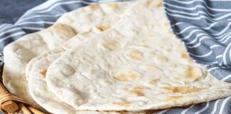 Lavaş, özellikle Orta Doğu ve Anadolu mutfağının vazgeçilmez hamur ürünlerinden biridir. İnce yapısı ve yumuşak dokusuyla farklı yemeklerin yanında kullanılabilen lavaş, fırınlama tekniği sayesinde hem lezzet hem de kıvam açısından ideal hâle gelir. Geleneksel yöntemlerde taş fırınlarda pişirilen lavaş, günümüzde modern mutfaklarda elektrikli veya gazlı fırınlarla hazırlanabilmektedir. Konulu bir haber görseli.