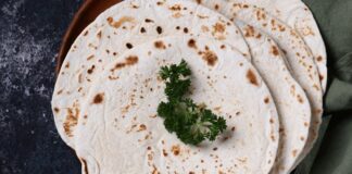 Lavaş, Türk ve bölgesel mutfakların en eski hamur işlerinden biri olarak bilinir. Tarihi, Orta Asya Türk topluluklarına kadar uzanır ve göçebe yaşamın önemli yiyeceklerinden biri olmuştur. İnce açılarak taş fırında pişirilen bu hamur işi, hem uzun süre dayanabilmesi hem de taşınabilir olması nedeniyle göçebe kültürler için ideal bir yiyecek olmuştur. Konulu bir haber görseli.