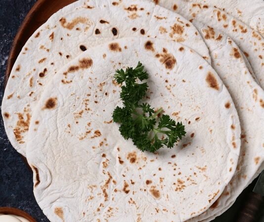 Lavaş, Türk ve bölgesel mutfakların en eski hamur işlerinden biri olarak bilinir. Tarihi, Orta Asya Türk topluluklarına kadar uzanır ve göçebe yaşamın önemli yiyeceklerinden biri olmuştur. İnce açılarak taş fırında pişirilen bu hamur işi, hem uzun süre dayanabilmesi hem de taşınabilir olması nedeniyle göçebe kültürler için ideal bir yiyecek olmuştur. Konulu bir haber görseli.