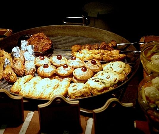 Letonya mutfağı, Baltık Denizi’nin kıyısında yer alan coğrafi konumunun yanı sıra tarih boyunca farklı kültürlerin etkisiyle şekillenmiştir. Baltık iklimi, tarım ürünleri, ormanlardan elde edilen doğal kaynaklar ve deniz ürünleri, bu mutfağın temel taşlarını oluşturur. Komşu ülkeler Estonya, Litvanya, Almanya ve Rusya ile yaşanan etkileşimler de yemek kültürüne farklı tatlar kazandırmıştır. Konulu bir haber görseli.