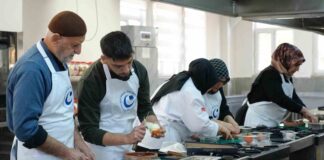 Gastronomi dünyasında lezzet yarışmaları, hem amatör hem de profesyonel şeflerin yeteneklerini sergileyebileceği önemli bir platform haline geldi. Bu etkinlikler, izleyicilere ve katılımcılara eşsiz bir deneyim sunarken, şeflerin yaratıcılık ve teknik becerilerini ön plana çıkarıyor. Konulu bir haber görseli.