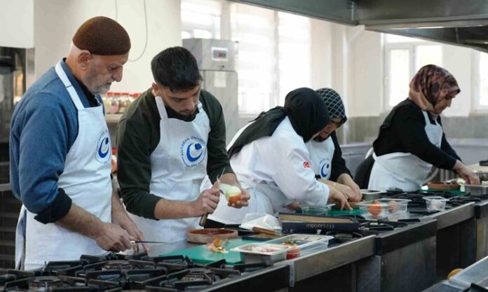 Gastronomi dünyasında lezzet yarışmaları, hem amatör hem de profesyonel şeflerin yeteneklerini sergileyebileceği önemli bir platform haline geldi. Bu etkinlikler, izleyicilere ve katılımcılara eşsiz bir deneyim sunarken, şeflerin yaratıcılık ve teknik becerilerini ön plana çıkarıyor. Konulu bir haber görseli.