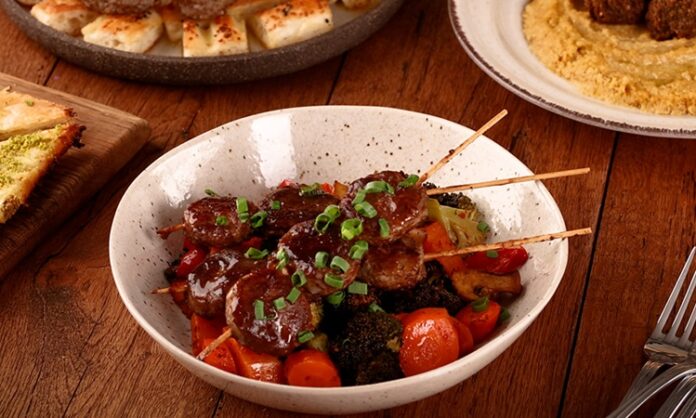 İnsanoğlu için lezzet, yalnızca bir damak tadı meselesi değil, aynı zamanda yaşam kalitesini belirleyen bir olgudur. Yemeklerin tatları, kokuları ve dokuları, kişilerin ruh halini etkileyen güçlü unsurlardan biridir. Bir yemeğin lezzeti, kimi zaman geçmişe dair hatıraları canlandırır, kimi zaman da yeni deneyimlerin kapısını aralar. Konulu bir haber görseli.