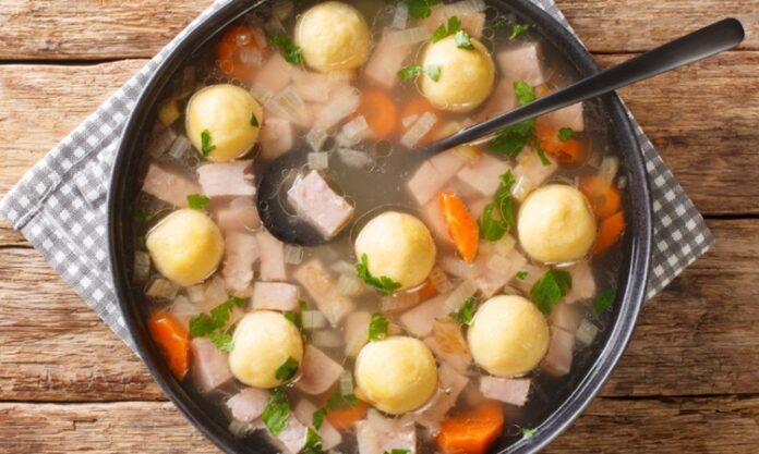 Liechtenstein mutfağı, Avrupa’nın kalbinde küçük ama kültürel açıdan zengin bir ülkenin gastronomik mirasını yansıtır. İsviçre ve Avusturya mutfaklarından etkilenen bu mutfak, hem geleneksel hem de modern tarifleri ile dikkat çeker. Tarih boyunca köy evlerinden saray sofralarına kadar uzanan yemek kültürü, ülkenin yemek geleneğini korumasında önemli bir rol oynamıştır. Konulu bir haber görseli.