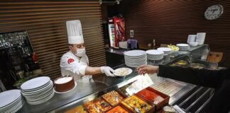 Türkiye’de lokanta kültürü, sadece yemek yemek için gidilen bir yer olmanın çok ötesinde bir anlam taşır. Osmanlı döneminden günümüze kadar uzanan bu gelenek, toplumun sosyalleşme biçimlerinden biri olmuştur. İnsanlar lokantalarda sadece yemek yemek için değil, aynı zamanda sohbet etmek, iş konuşmak veya gündelik hayatın yorgunluğunu atmak için de buluşur. Bu açıdan bakıldığında, lokantalar toplumun sosyal yaşamında önemli bir yere sahiptir. Konulu bir haber görseli.